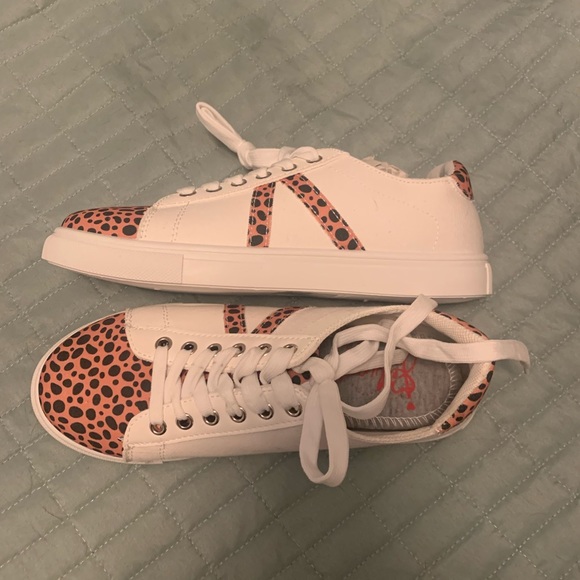 Victory Sneakers 7.5 - Picture 2 of 4